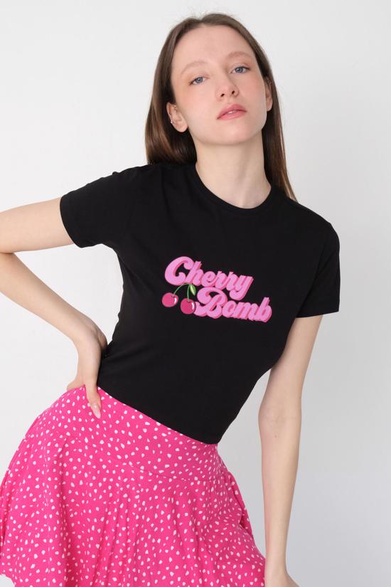  CHERRY BOMB Baskılı Crop T-shirt