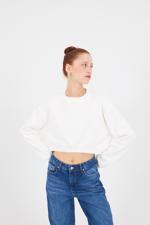 Beyaz Bisiklet Yaka Şardonlu Crop Sweatshirt