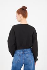 Siyah Bisiklet Yaka Şardonlu Crop Sweatshirt