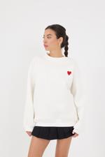 Beyaz Kalp İşlemeli Bisiklet Yaka Şardonlu Sweatshirt