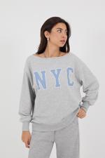 Gri Kayık Yaka NYC Yazılı Sweatshirt