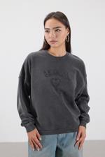 Gri Yazı Ve Kalp Yamalı Soluk Efektli Sweatshirt