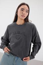 Gri Yazı Ve Kalp Yamalı Soluk Efektli Sweatshirt