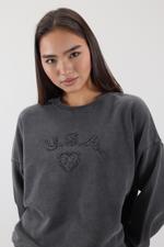 Gri Yazı Ve Kalp Yamalı Soluk Efektli Sweatshirt