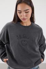 Gri Yazı Ve Kalp Yamalı Soluk Efektli Sweatshirt