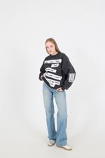 Siyah Soluk Efektli Yazı İşlemeli Şardonlu Sweatshirt