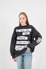 Siyah Soluk Efektli Yazı İşlemeli Şardonlu Sweatshirt