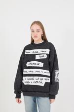 Siyah Soluk Efektli Yazı İşlemeli Şardonlu Sweatshirt