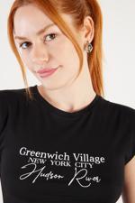Siyah Greenwich Village Yazılı Crop T-Shirt