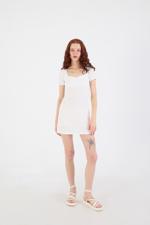 Beyaz Sırtı Çapraz İp Bağlamalı Mini Elbise