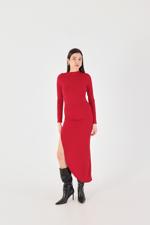 Kırmızı Dik Yaka Büzgülü Yırtmaçlı Uzun Elbise