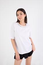 Beyaz Yakası Parlak Taşlı Kısa Kollu T-shirt