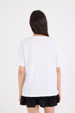 Beyaz Yakası Parlak Taşlı Kısa Kollu T-shirt
