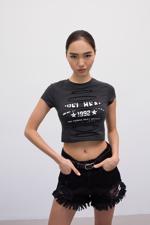Siyah Bisiklet Yaka Yırtık Detaylı Crop T-shirt