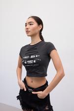 Siyah Bisiklet Yaka Yırtık Detaylı Crop T-shirt