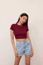 Bordo Harfli Kalp İşlemeli Crop T-shirt