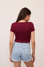 Bordo Harfli Kalp İşlemeli Crop T-shirt