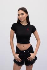 Siyah Harfli Kalp İşlemeli Crop T-shirt