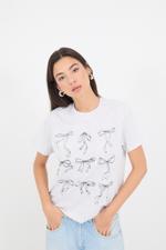 Bej Bisiklet Yaka Kurdele Baskılı T-Shirt