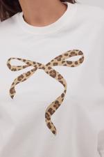 Beyaz Bisiklet Yaka Leopar Fiyonklu T-Shirt