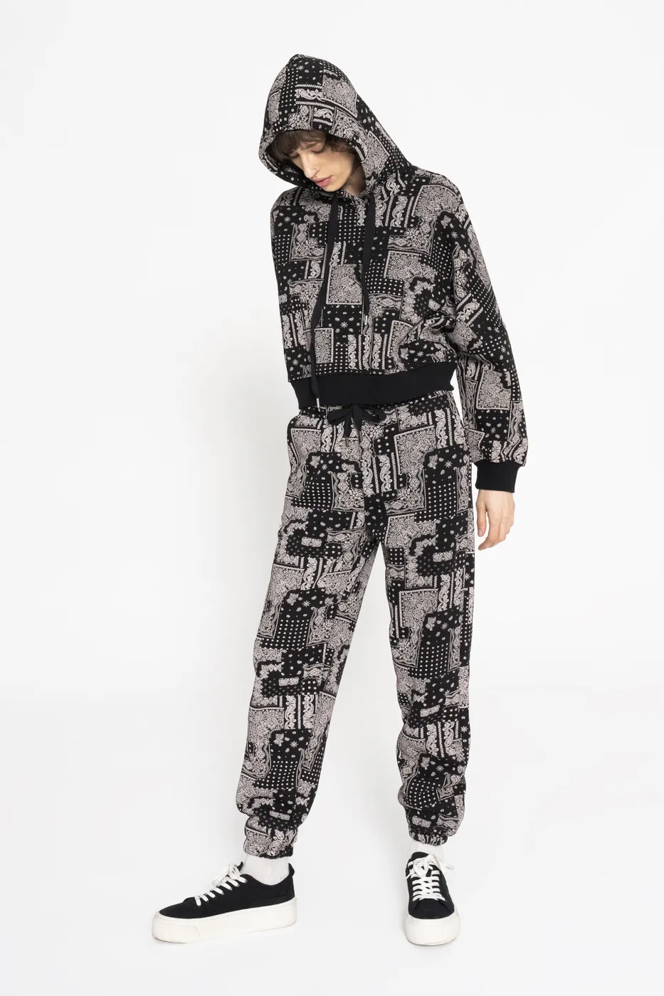 Bayan Siyah Desenli Şardonlu Jogger Pantolon