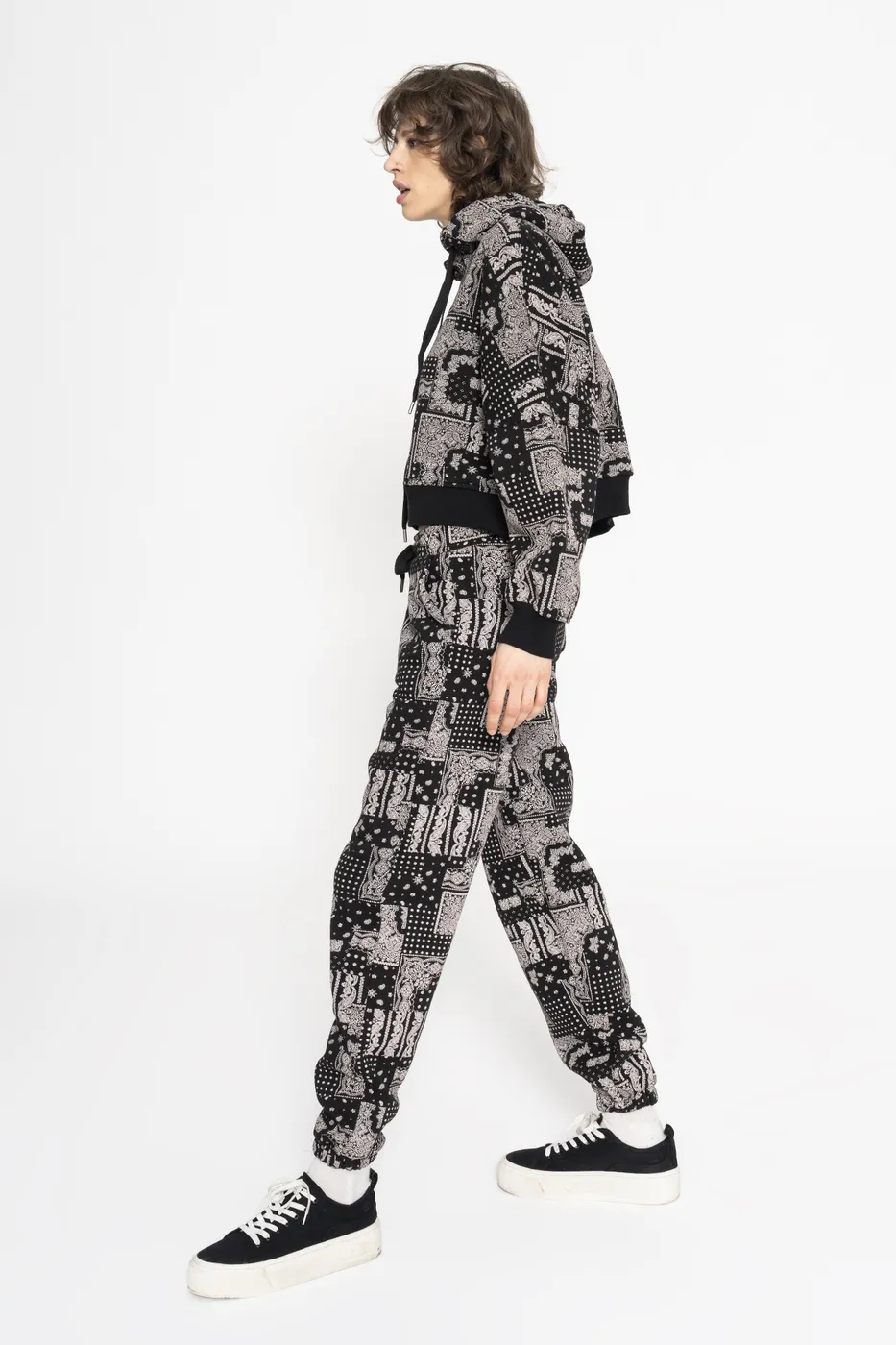 Bayan Siyah Desenli Şardonlu Jogger Pantolon