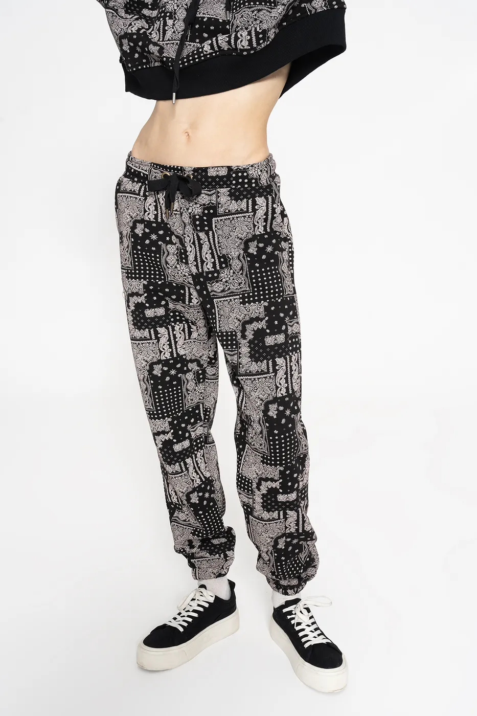 Bayan Siyah Desenli Şardonlu Jogger Pantolon