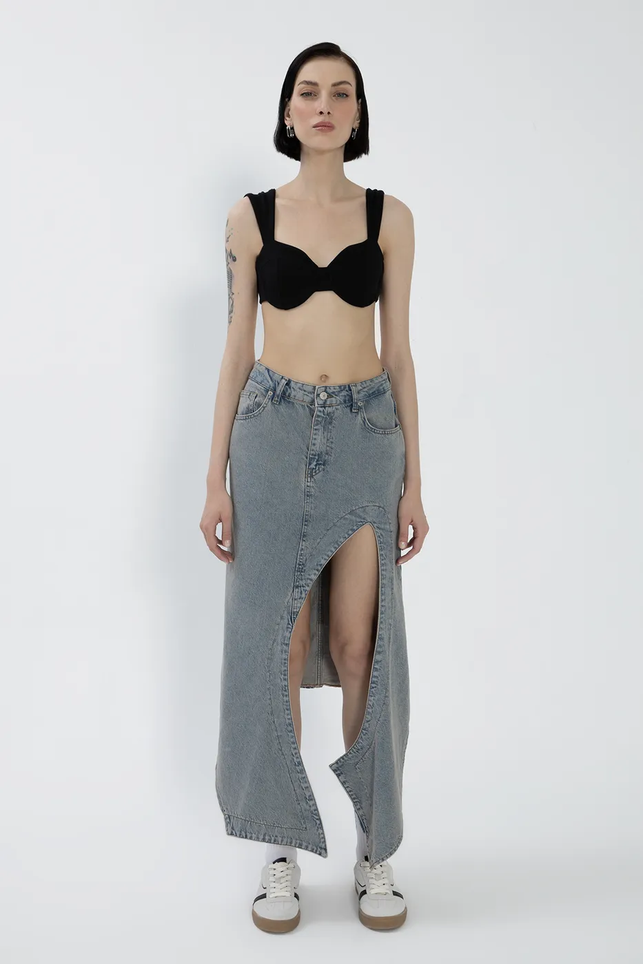 Bayan Mavi Derin Asimetrik Yırtmaçlı Denim Midi Etek
