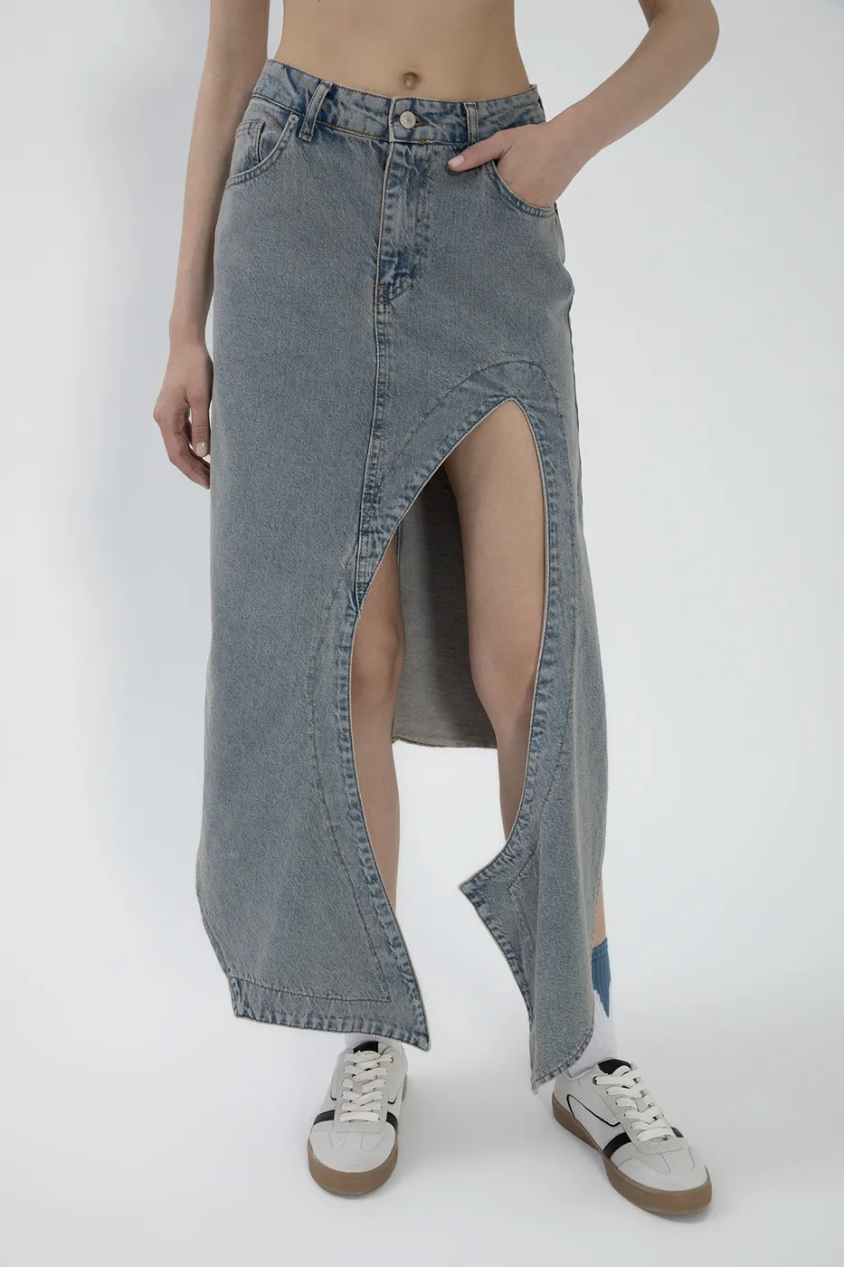Bayan Mavi Derin Asimetrik Yırtmaçlı Denim Midi Etek