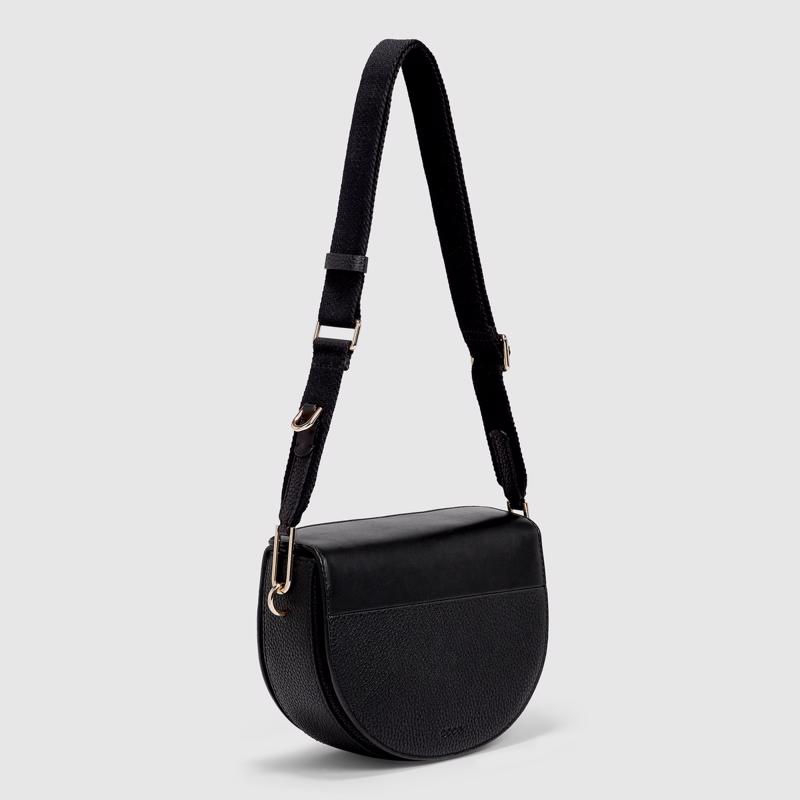 ECCO Textureblock Saddle Bag | ECCO® Middle East A/S ECCO Textureblock Saddle Bag | ECCO® Middle East A/S