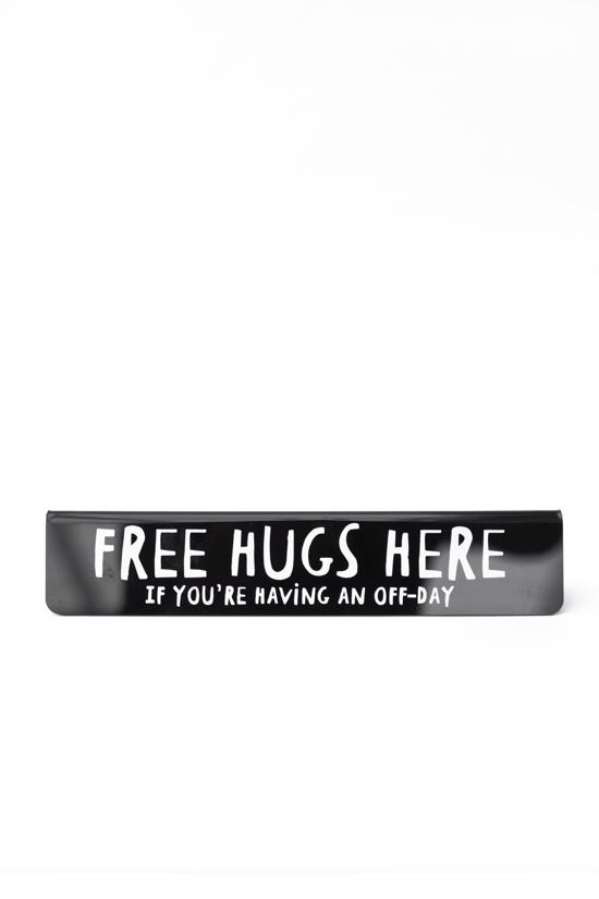 Men genel Free Hugs Here Masa Yazısı