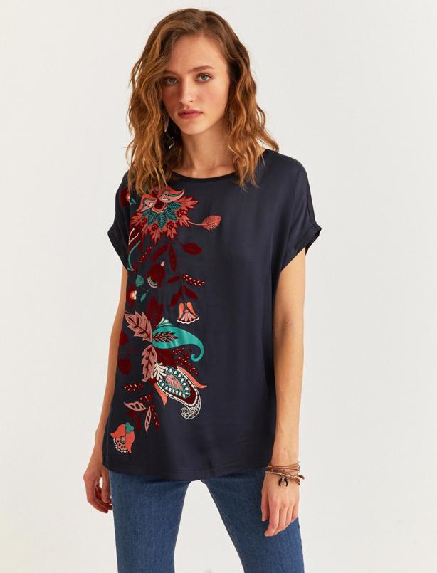 Bayan Denizci Mavisi Çiçek Nakışlı Kayık Yaka T-shirt