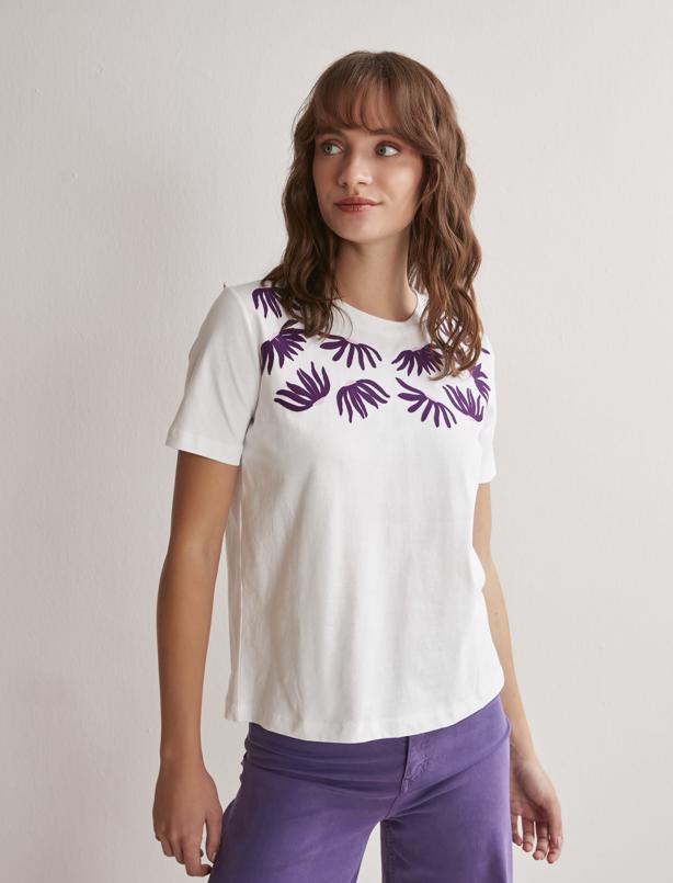 Bayan Beyaz Düz Kesim Bisiklet Yaka Kısa Kollu Desenli T-Shirt