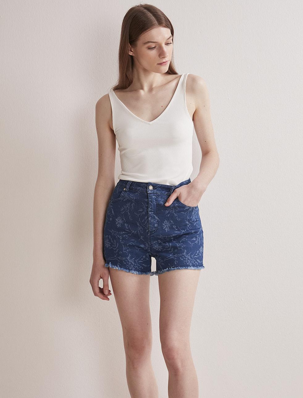 Bayan Denizci Mavisi Floral Desenli Mini Denim Şort