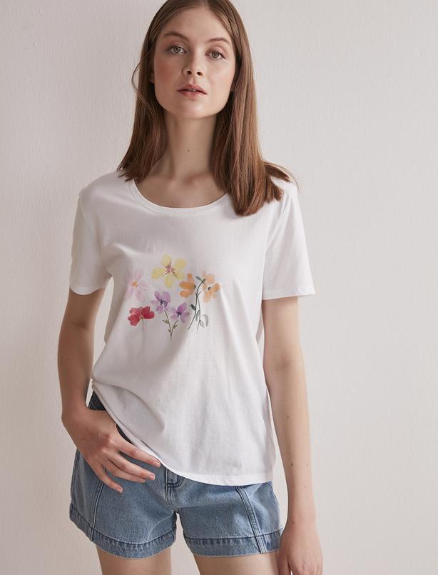 Bayan Beyaz Çiçek Baskılı Geniş Yaka T-shirt