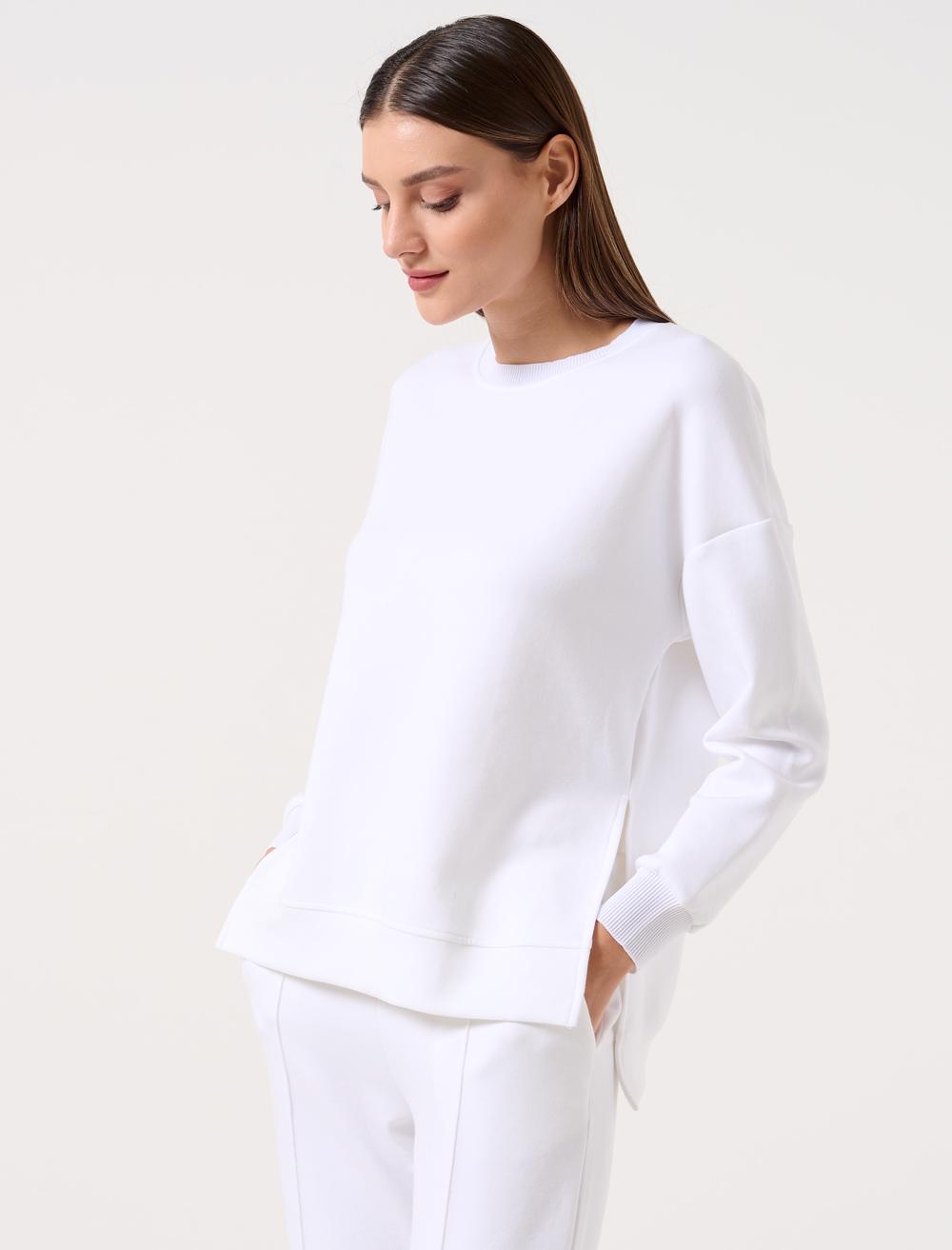 Bayan Beyaz Bol Kesim Bisiklet Yaka Uzun Kollu Oversize Sweatshirt