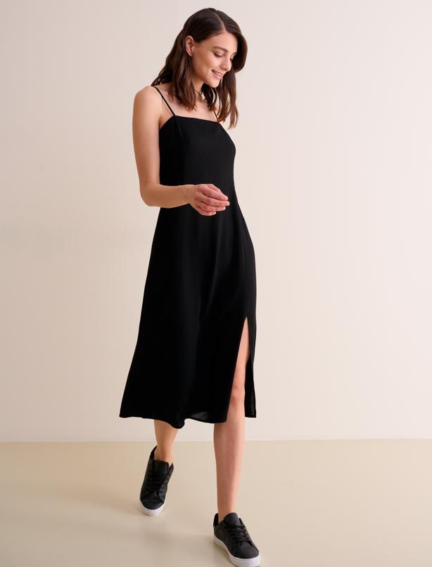 Bayan Siyah Düz Kesim Açık Yaka Askılı Yırtmaçlı Elbise