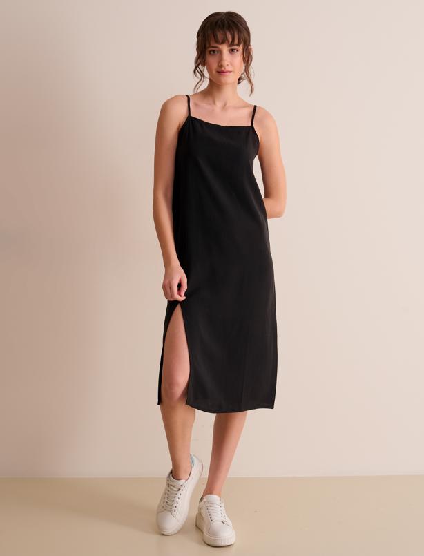 Bayan Siyah Düz Kesim Açık Yaka Askılı Yırtmaçlı Dökümlü Elbise