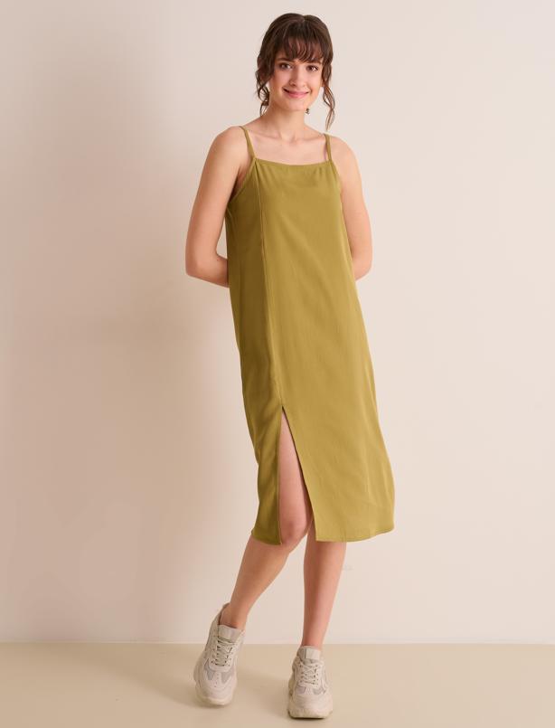 Bayan Yağ Yeşili Düz Kesim Açık Yaka Askılı Yırtmaçlı Dökümlü Elbise
