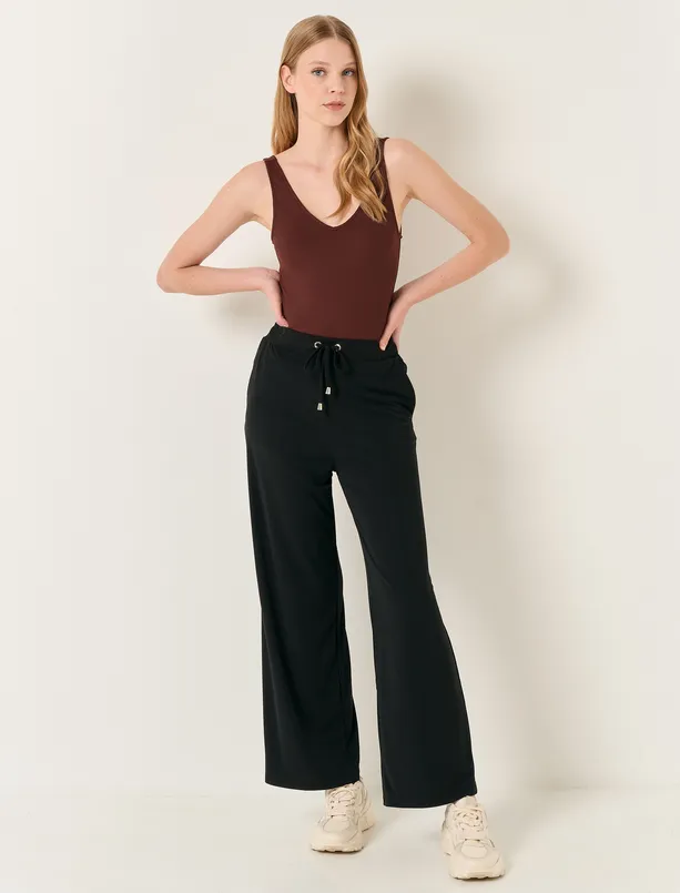 Bayan Siyah Yüksek Bel Beli Lastikli Bol Paça Jogger Pantolon