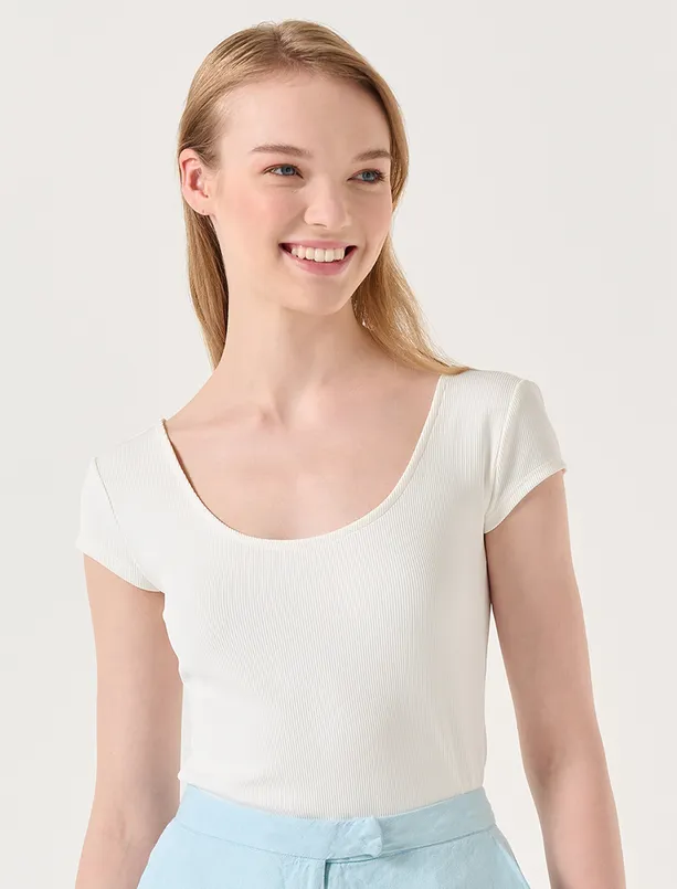 Bayan Beyaz Dar Kesim Kısa Kollu U Yaka Basic Bluz