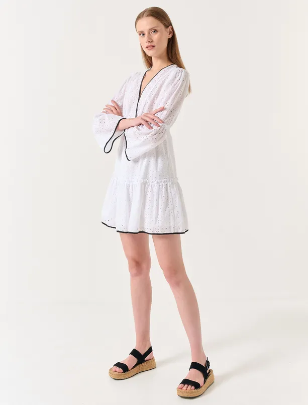 Bayan Beyaz Kruvaze Yaka Ajurlu Mini Elbise