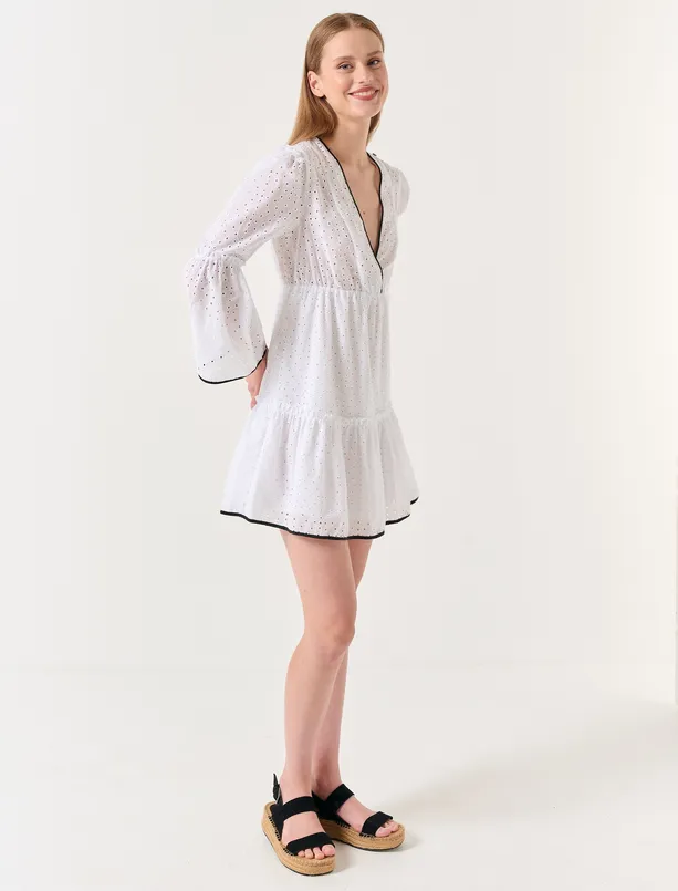 Bayan Beyaz Kruvaze Yaka Ajurlu Mini Elbise