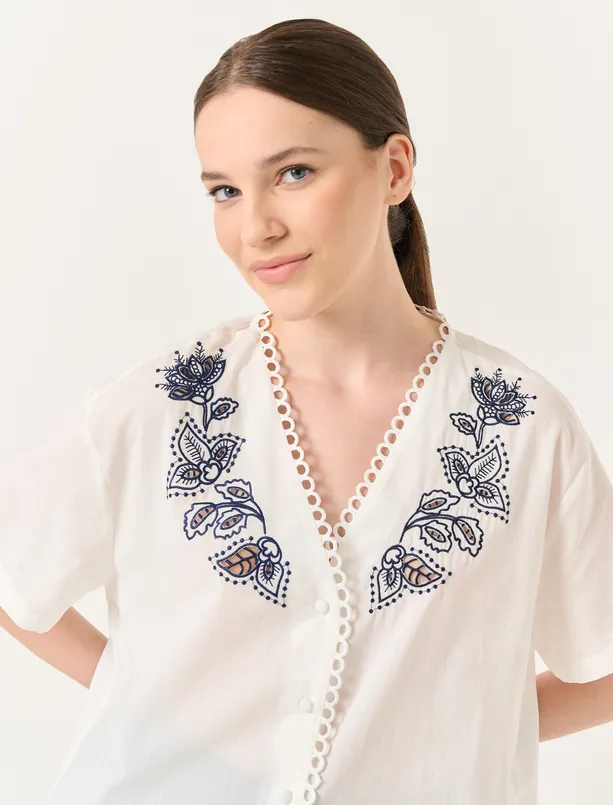 Bayan Beyaz V Yaka Kısa Kollu Çiçek Nakışlı Gömlek
