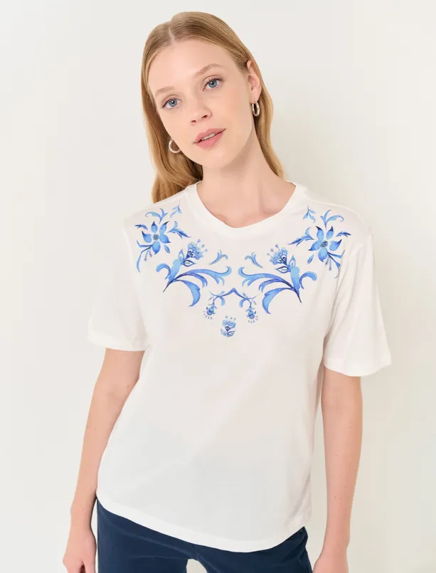 Bayan Beyaz Kısa Kollu İşlemeli Çiçek Detaylı Tişört