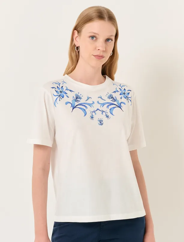 Bayan Beyaz Kısa Kollu İşlemeli Çiçek Detaylı Tişört