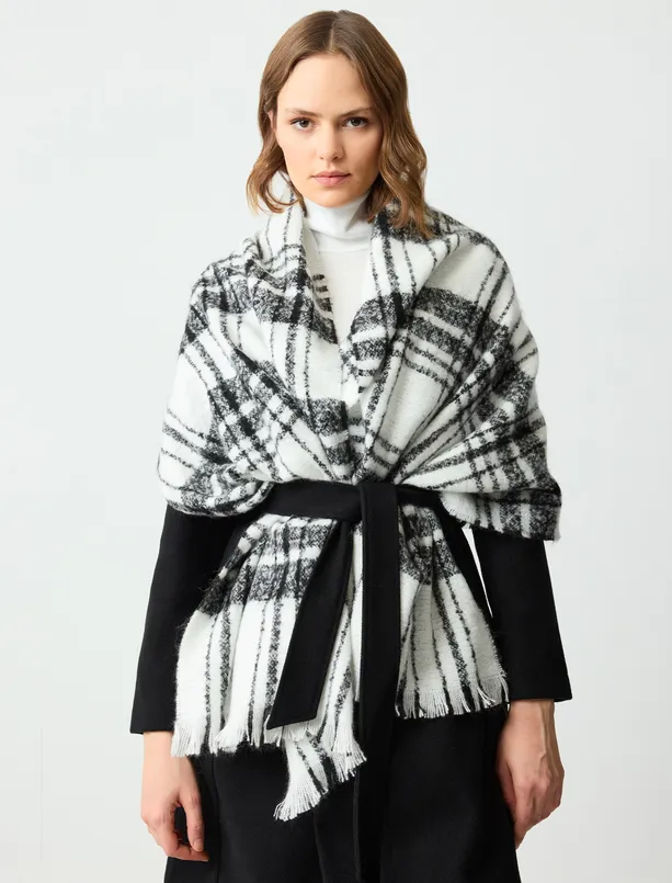 Women Black Plaid Patterned Shawl