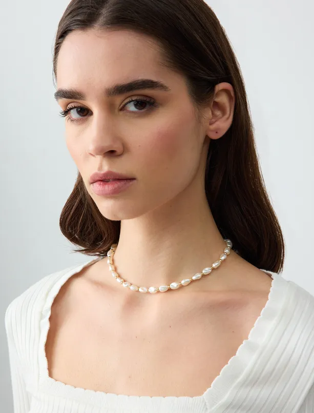 Women White Adjustable Necklace with In-Line Pearl Detail