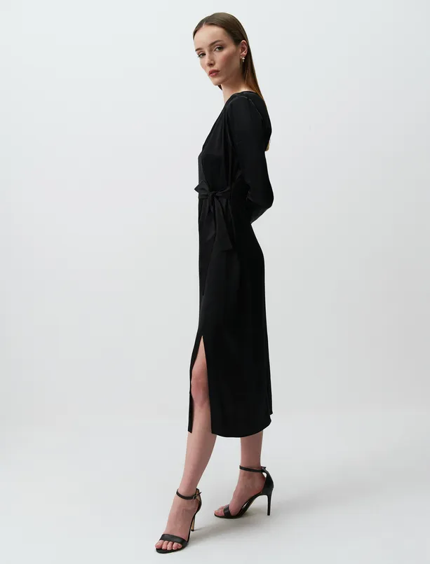 Bayan Siyah Uzun Kollu Yırtmaçlı Saten Midi Elbise