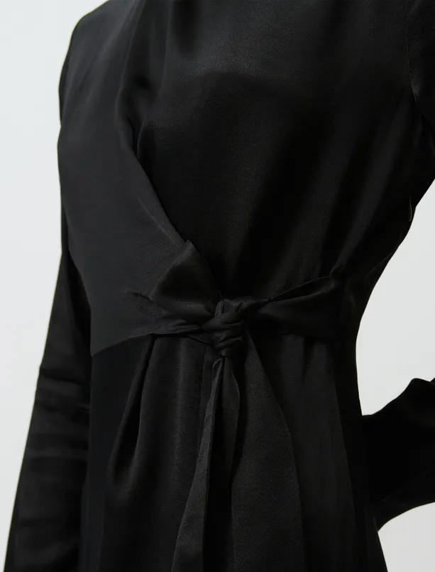 Bayan Siyah Uzun Kollu Yırtmaçlı Saten Midi Elbise
